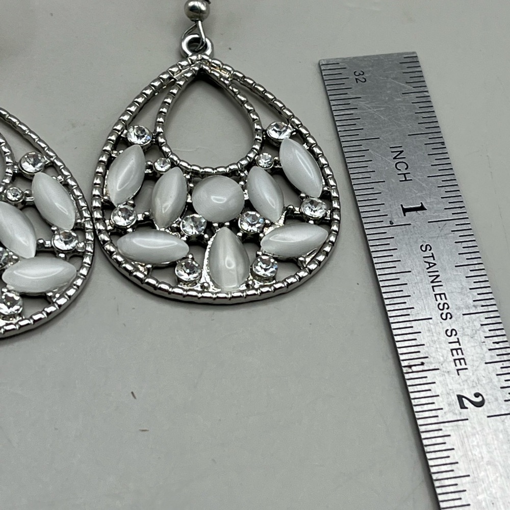 Elegant Silver and White Teardrop Earrings - Picture 3 of 3